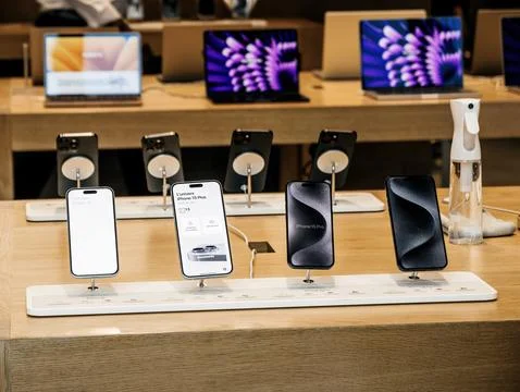 Launch Day Display of iPhone 15 Pro Max with New CPU GPU on Appl Foto stock