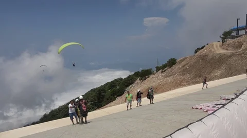 Launch of paragliding tourists with instructors Stock-Footage 111773770