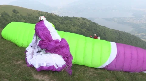A launch preparation of paragliding Stock-Footage 59913216