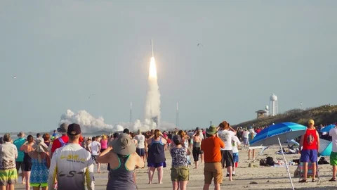 Launch of space rocket with crow in foreground Vídeo Stock 90822149