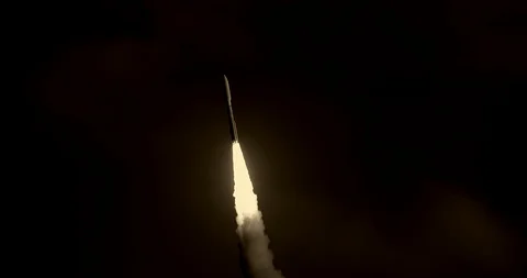 Launch of space rocket at night Vídeo Stock 90828510