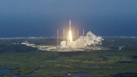 Launch of a Space Rocket with a Spacecraft near the Water Video stock 259403511