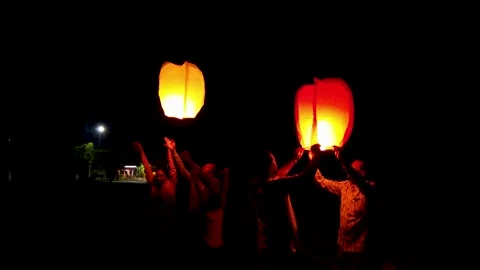 Launching Magic lanterns to the night sky during Diwali festival of lights. Vidéo 153320089