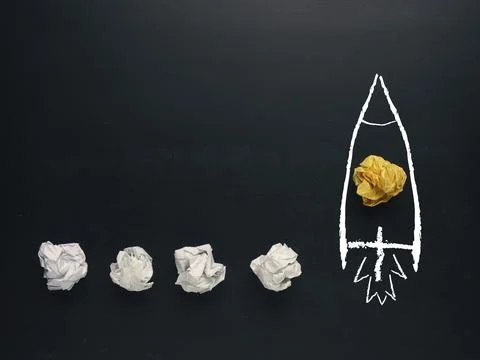Launching rocket of paper balls, creativity concept or new ideas metaphor, start Foto stock