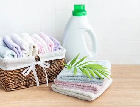 Laundry detergent bottle with fresh clean towels Fotos de archivo