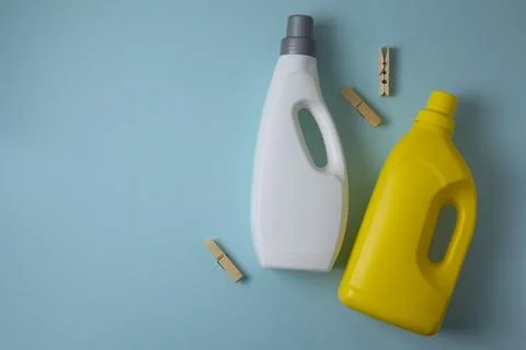 Laundry detergent bottles on color background, household cleaning concept Fotos de archivo