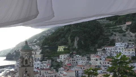Laundry drying above Amalfi rooftops Vídeos de archivo 152741611