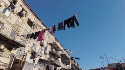 Laundry drying on clotheslines in poor neighborhood Vidéo 334759147