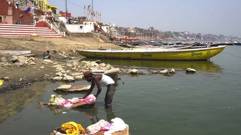 Laundry in Ganges River Vídeos de archivo 103601567