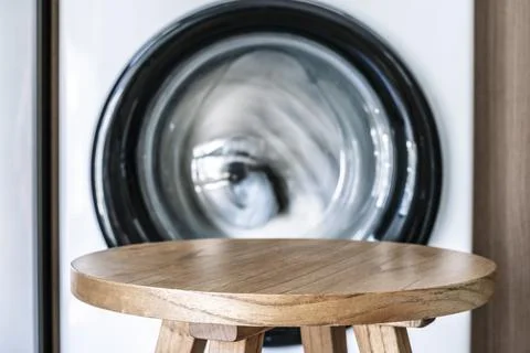 Laundry room table background. Blurred home laundry room with wooden table Foto stock