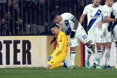  LAUTARO MARTINEZ consola ALESSANDRO SORRENTINO dopo il quinto gol, Serie ... Stock Photos