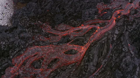 Lava flowing from active volcano in Iceland Aerial 库存影片 155486837