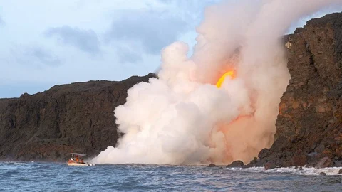 Lava Flows Into The Ocean Vídeo Stock 92519752