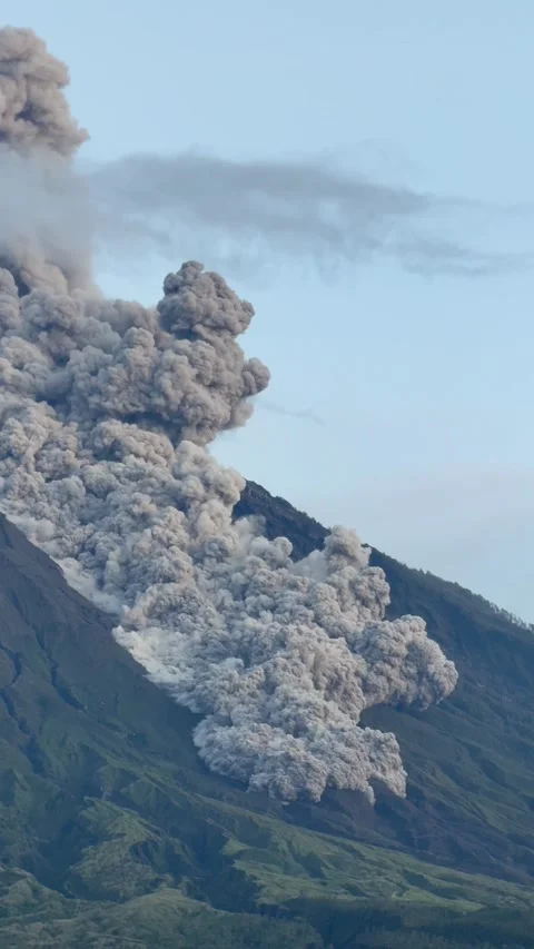 Lava Flows From Semeru Volcano, Mount Semeru, East Java, Indonesia - 02 Apr 2026 Video stock 332018989