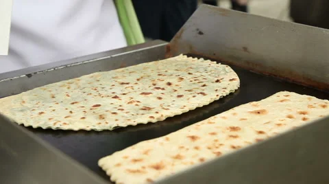 Lavash cooked on the stove Vídeo Stock 61574888
