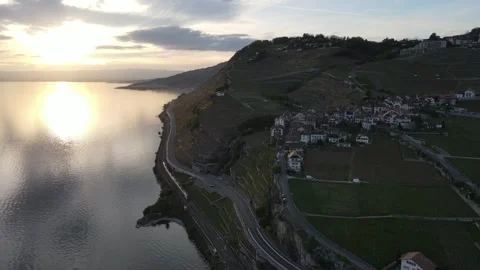 Lavaux Sunset Train Over Lake Geneva Vineyard Landscape Switzerland Stockbeeldmateriaal 333025326