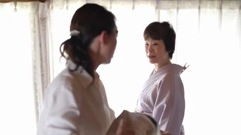 Lavender kimono inspected from the side Vídeos de archivo 344015249