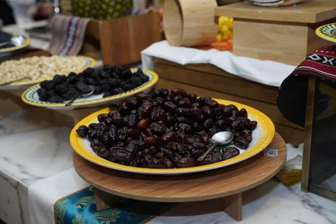  A lavish display of succulent dates elegantly served in platter at iftar buffet Stock Photos