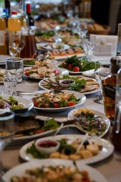 Lavishly Set Banquet Table Featuring an Array of Culinary Delights Fotos de archivo