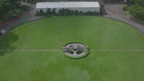 Lawn in front of Central Post Office drone pulls back Vidéo 346605179