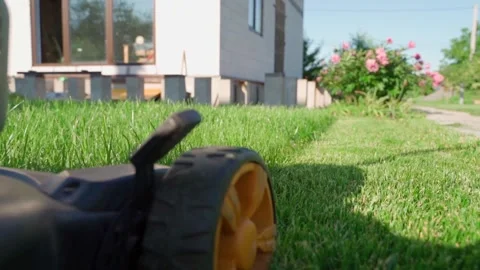 Lawn mower cutting green grass on suburban lawn close-up 库存影片 340752756