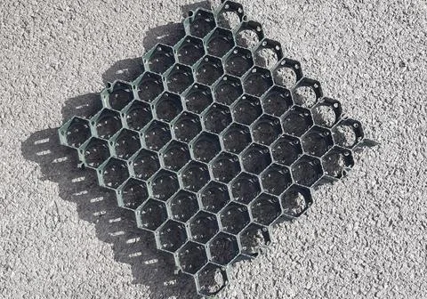 Lawn protector plastic ground grid for parking and garden for car access Foto stock