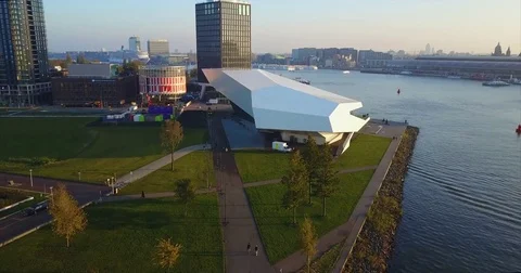 Lawns and paths leading to a white museum on the river bank Vidéo 71296410