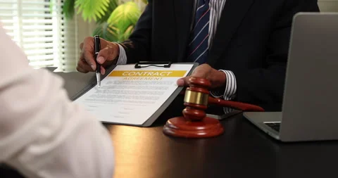 Lawyer explaining contract agreement to client in office 库存影片 343228965