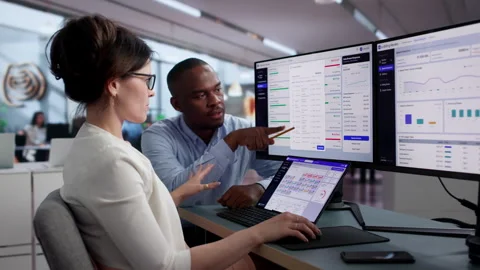 Lawyers Review E-billing Software Invoices On Laptop Vídeo Stock 342975538