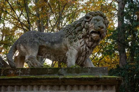 Laxenburg park elements and plants, landscape and architecture at the autumn 库存照片