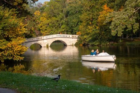 Laxenburg park elements and plants, landscape and architecture at the autumn 库存照片