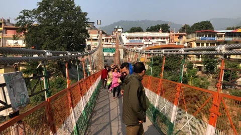 Laxman Jрula Bridge Traffic in Rishikesh 스톡 동영상 120214998