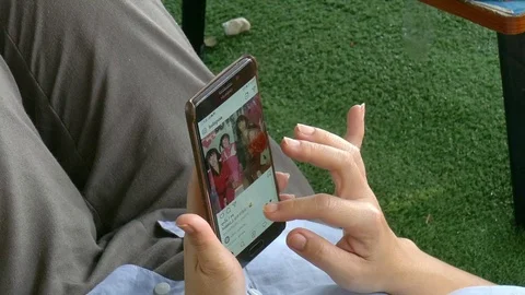 Lay down and playing smart phone Vidéo 114791294