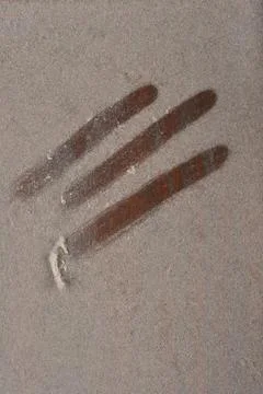 Layer of light gray dust with parallel marks 库存照片