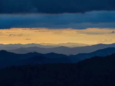Layer of mountains and mist at sunset time, Landscape on Doi Pui viewpoint Foto stock
