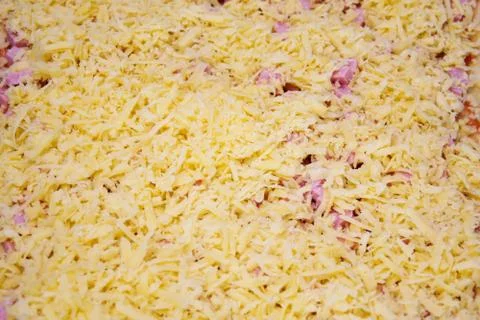 Layer of rolled thin layer of yeast dough, diced sausage and tomato paste, to Foto stock
