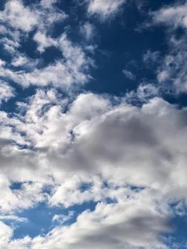 Layered Cumulus and Wispy Clouds Across Deep Blue Sky Stockfoto's