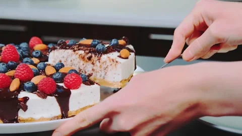 Layered dessert cake being served on plates in kitchen setting Vidéo 342843923