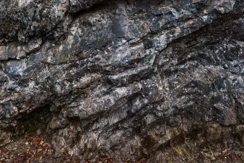 Layered Gray Rock Face with Angular Geological Strata Foto stock