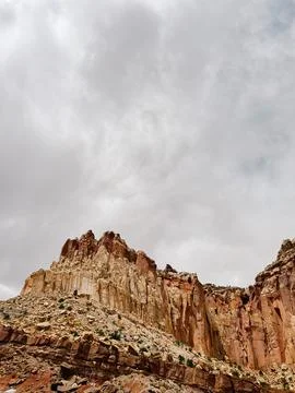 Layered sandstone cliffs in Capitol Reef National Park, Utah Stock-Fotos