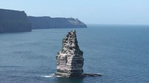 Layered Sea Stack and Distant Cliffs Along Ireland Coastline Vidéo 341019695