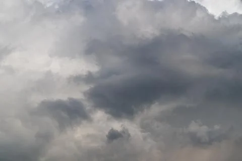 Layered sky formations indicating movement. Dynamic volumetric clouds sugge.. 스톡 사진