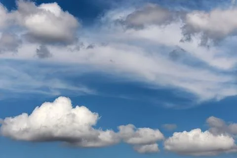 Layered White Clouds Against Blue Summer Sky Foto stock