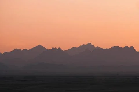 Layers of mountain peaks during sunset around Hurghada, Egypt. Foto stock