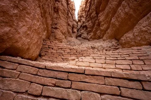 Layers of Stone Walls Support the Wall Street Trail Foto stock