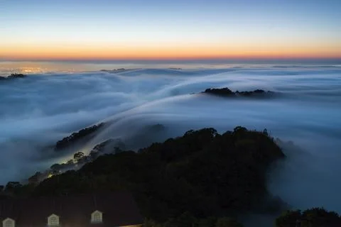 Layers of surging clouds are very spectacular. Sunset behind the mountains. Foto stock