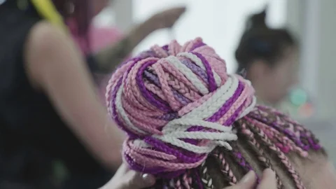 Laying of African braids: a bundle of braids. Bold hairstyle 库存影片 76582253