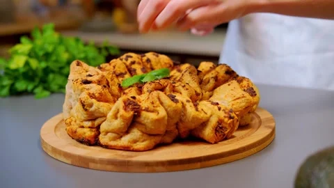 Laying basil leaves on baked bread 库存影片 252246681