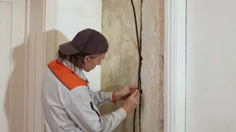 Laying electrical cable in the wall. Видео 219947767