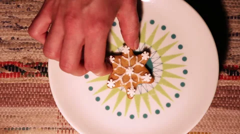 Laying gingerbread on a plate. Vídeo Stock 37079967